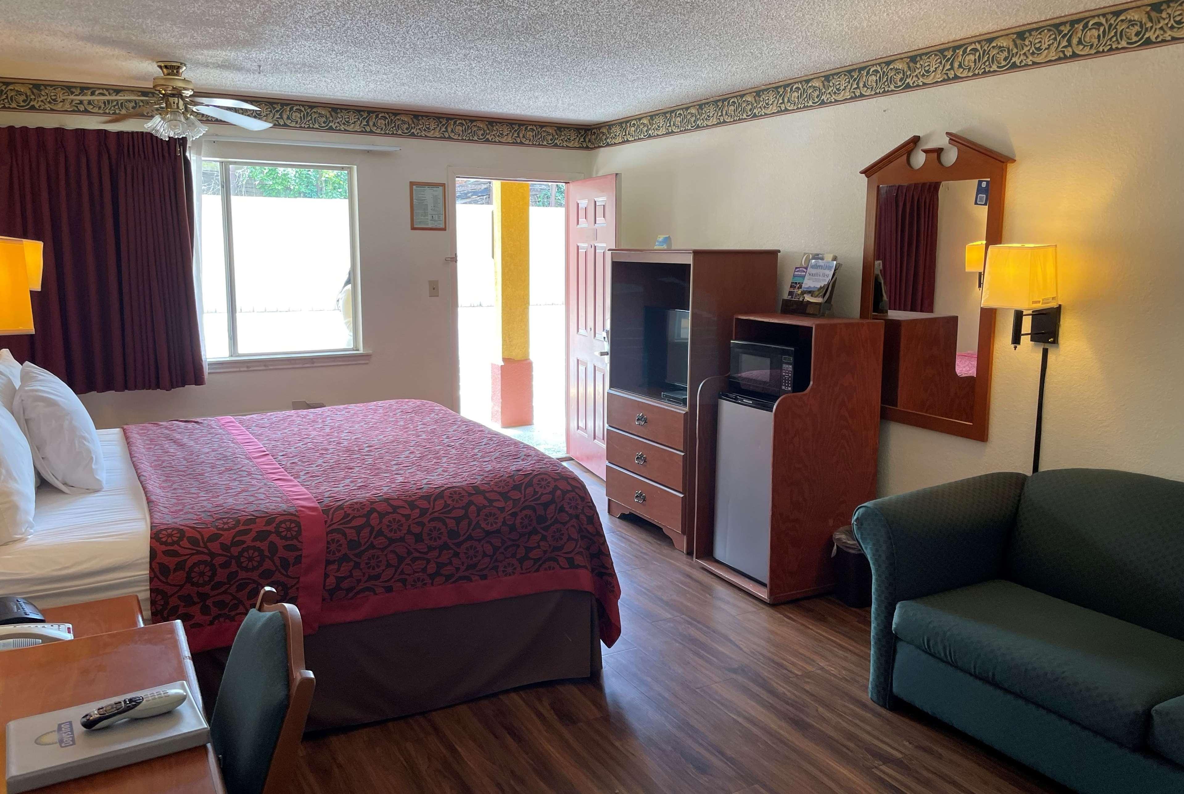 Days Inn & Suites By Wyndham Marshall Exterior foto